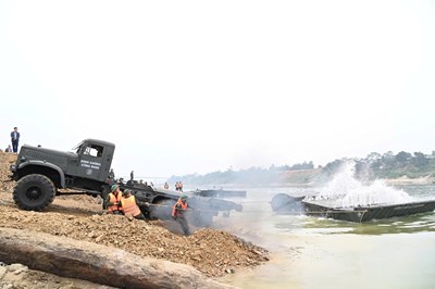 Gallery - 	Bộ đội Công binh thần tốc bắc cầu phao qua sông Lô